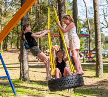 Spelen in speeltuin