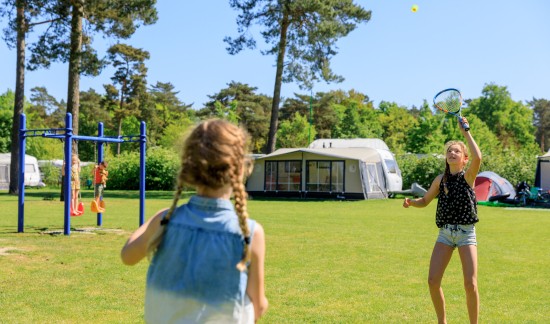 Camping bij Roermond - badminton
